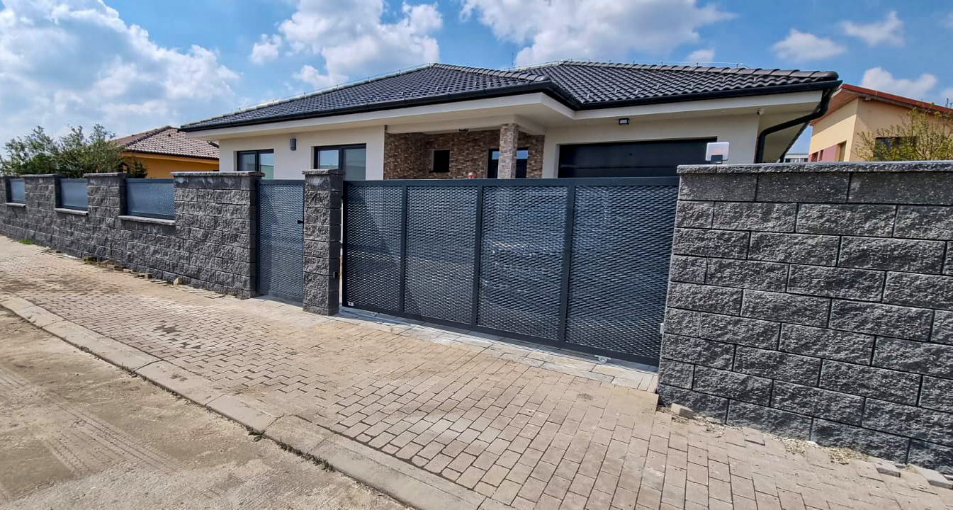 Posuvná brána a bránka