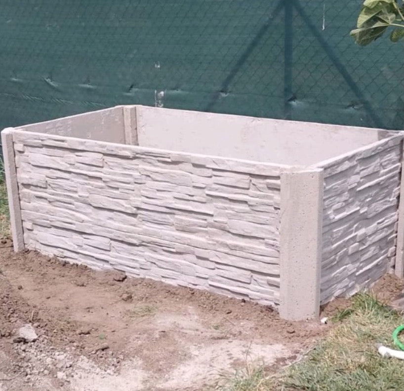 Vyvýšený betónový záhon vzor štiepený kameň - Najplot